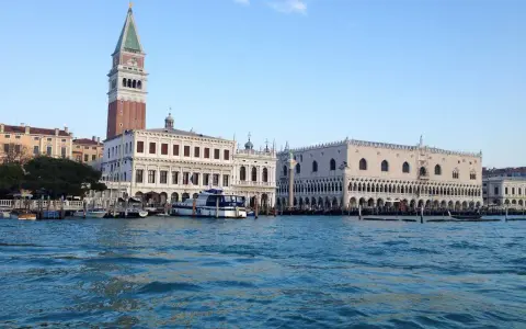 Vista del Gran Canal de Venecia con el Palacio Ducal y el Campanario. Ideal para tu Venezia unica city pass.