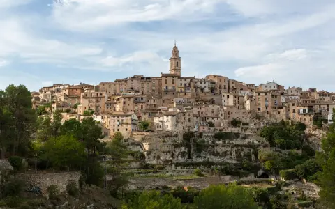 Pueblo de Bocairent en cuesta, ideal para comer y pasear entre sus casas de piedra y su torre campanario.