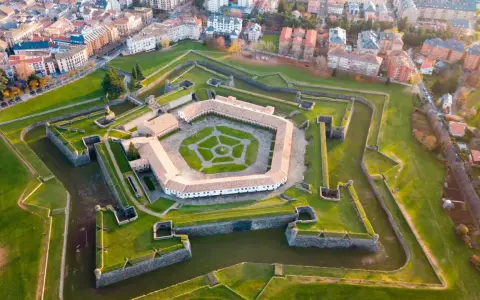 Fortaleza de Jaca, un impresionante ejemplo de arquitectura militar, es un lugar clave que ver en Jaca. Sus fosos y bastiones forman una estrella.