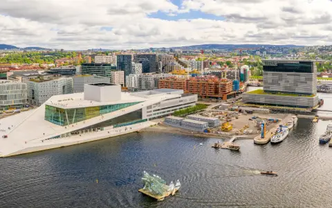 Vista aérea de la Ópera de Oslo y el moderno distrito de Bjørvika. ¡Perfecto para saber qué ver en Oslo en 1 día!