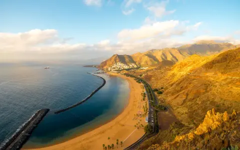 Playa de Las Teresitas, Tenerife. Un plan perfecto para saber qué ver en Tenerife en una semana, con su arena dorada y montañas al atardecer.