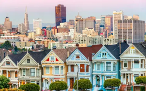 Las Pintadas Damas de San Francisco, un ícono que ver en San Francisco, con el skyline de la ciudad al fondo.
