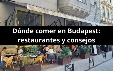 Gente disfrutando de una comida en un restaurante al aire libre en Budapest. El texto dice "Dónde comer en Budapest: restaurantes y consejos".