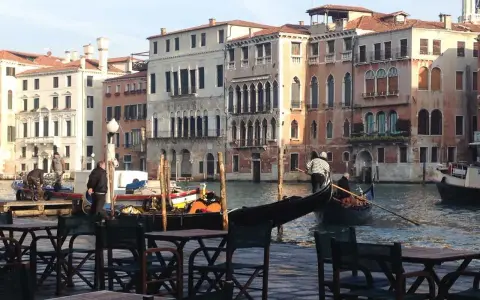 Un paseo en góndola es perfecto para tu plan de Venecia en 3 días. Edificios históricos y canales te esperan.