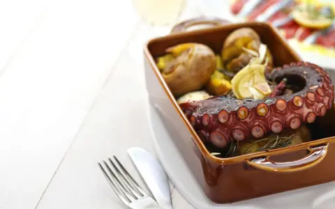 Pulpo asado con patatas y limón, una delicia para saber donde comer en Guimarães.