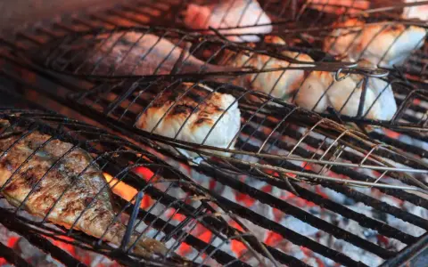 Pescado a la parrilla, una delicia para comer en Getaria. Las brasas dan un toque ahumado perfecto.