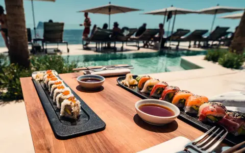 Delicioso sushi junto a la piscina, ideal para saber donde comer en Ibiza. Disfruta de la vista y el sabor.