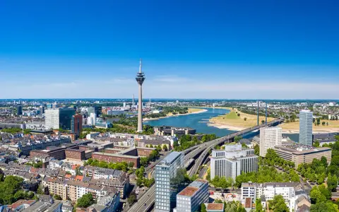 Vista panorámica de Düsseldorf con la Torre de Telecomunicaciones y el río Rin. Descubre qué ver en Düsseldorf, una ciudad vibrante.
