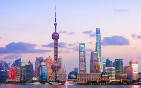 El horizonte de Shanghái al atardecer, con la Torre de la Perla Oriental y rascacielos iluminados. Un sueño para un viaje a China 10 días.