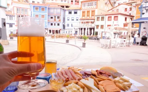 Disfruta de una cerveza y una tabla de quesos y embutidos en Cudillero. ¡Un lugar perfecto donde comer!