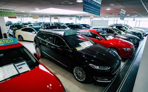 Exhibición de coches en concesionario. Varios vehículos, algunos automáticos, listos para la venta. Aquí encuentras qué significa vehículo de ocasión.