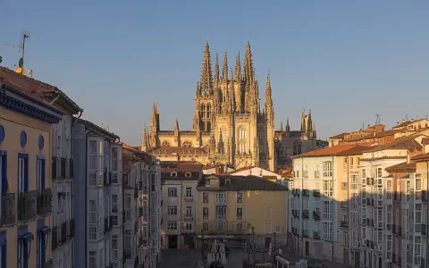 La majestuosa Catedral de Burgos se alza tras una plaza con edificios de balcones, un lugar imprescindible que ver en Burgos.