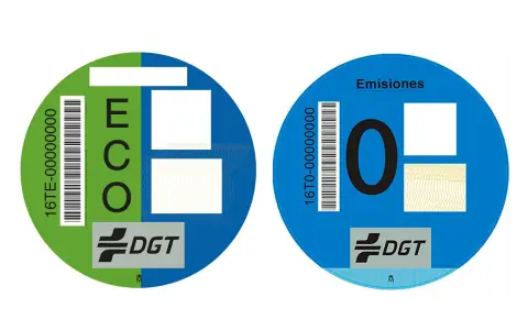 Diferencia entre etiqueta eco y cero emisiones: la ECO es verde/azul, la CERO es azul. Ambas tienen códigos y el logo DGT.