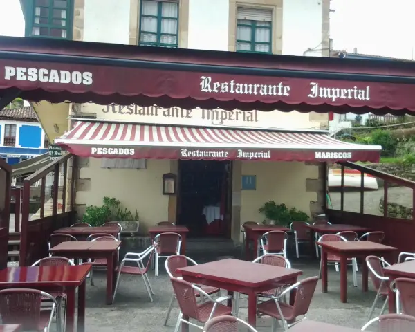 Mesas listas para comer en tazones en el Restaurante Imperial, especializado en pescados y mariscos.
