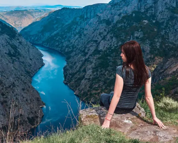Mujer contempla el cañón del Sil, un paisaje impresionante de Ribeira Sacra que ver.