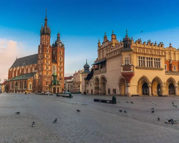 Plaza de Cracovia con la Basílica de Santa María y la Lonja de los Paños. Ideal para excursiones en Krakow.