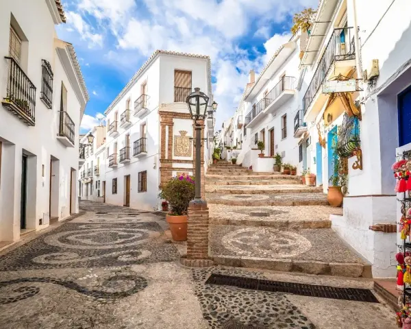 Calle empedrada con diseño de guijarros, casas blancas y escalinata. Un rincón perfecto para tu ruta Andalucía 7 días.