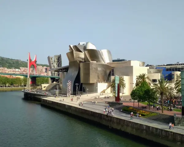 Museo Guggenheim y el puente rojo, un plan perfecto que ver en Bilbao en 1 día.