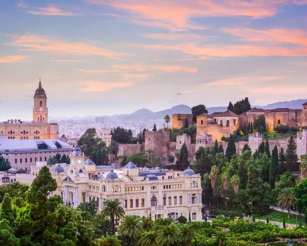 Atardecer sobre Málaga: la Alcazaba, la Catedral y edificios históricos. ¡Ideas para que ver en Málaga en 2 días!