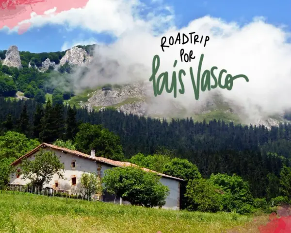 Un caserío vasco rodeado de verde, con montañas neblinosas al fondo. ¡Ideal para un roadtrip por País Vasco en 5 días!