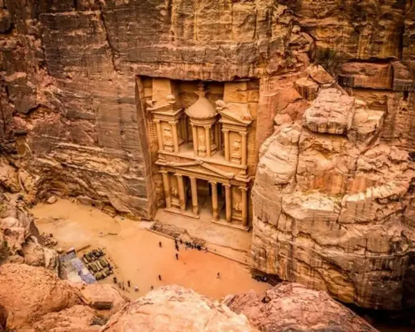 El Tesoro de Petra, tallado en roca, es una maravilla. Viajar a Jordania es seguro y te permite explorar esta joya histórica.