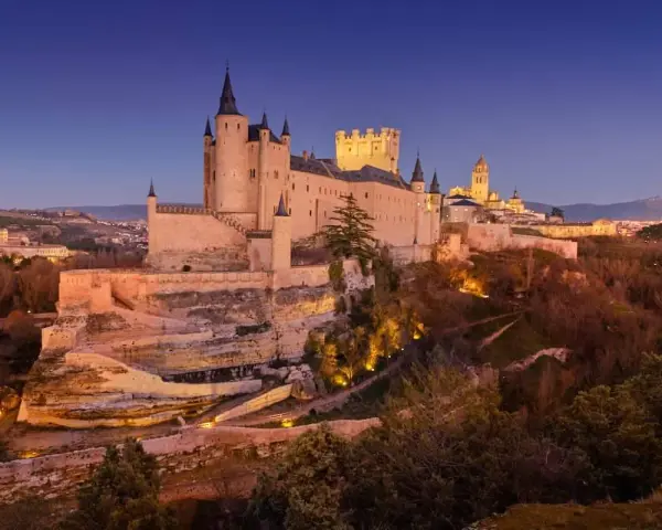 Impresionante Alcázar de Segovia al atardecer. Un lugar mágico que ver en Segovia en un día, con su silueta sobre el paisaje.