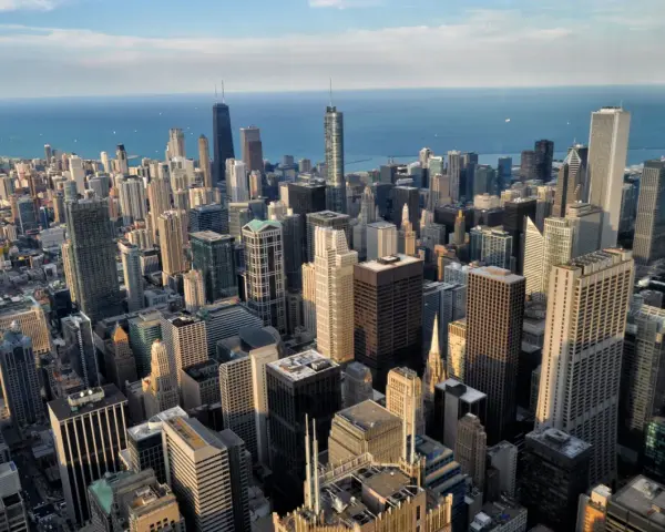 Vista aérea de Chicago, ideal para planificar qué ver en Chicago en 3 días. Rascacielos y el lago Míchigan.