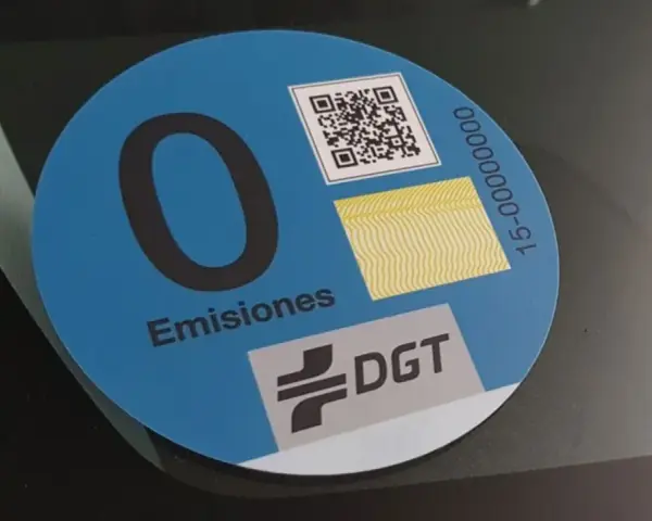 Pegatina de "0 Emisiones" de la DGT, distintivo para coches cero emisiones.