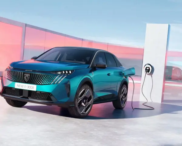 Coche eléctrico azul, un auto recargable conectado a un punto de carga en un entorno moderno y minimalista.