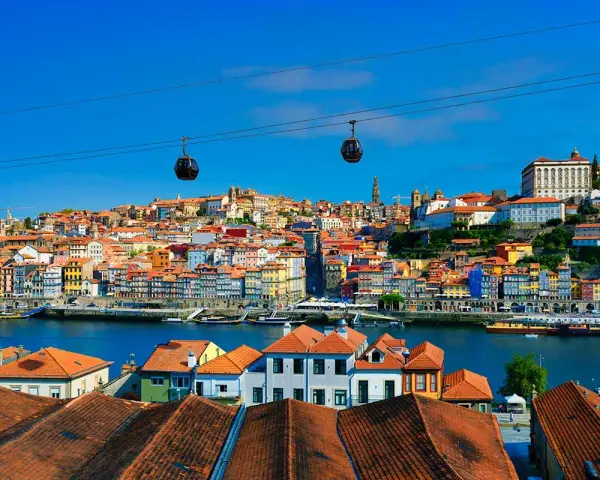 Teleférico sobre el río Duero, con vistas a las coloridas casas de Oporto. ¡Un viaje inolvidable a Oporto!
