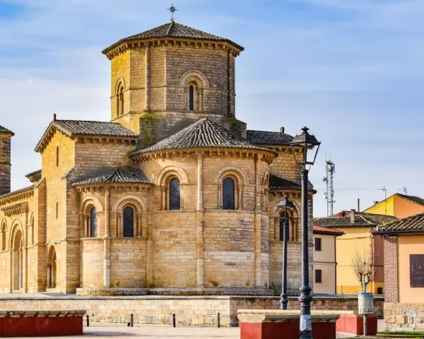Iglesia románica de San Miguel de Arlanza, un tesoro que ver en Palencia. Su torre y ábsides son impresionantes.