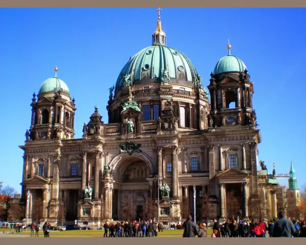 Imponente Catedral de Berlín, un lugar clave que ver en Berlín en 3 días. Gente pasea frente a su fachada.