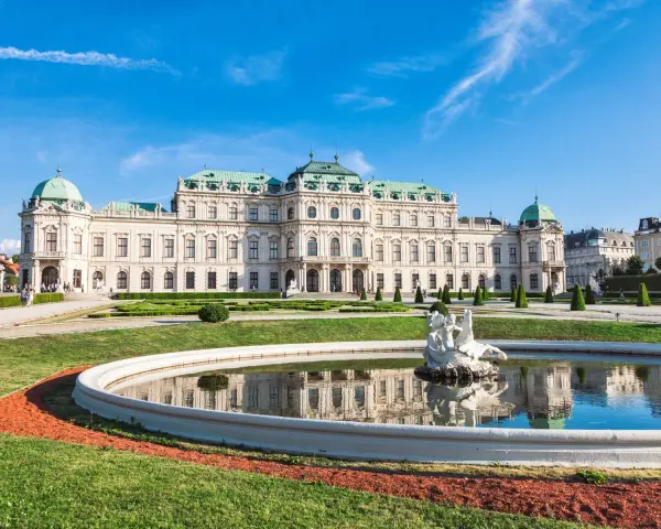 Palacio Belvedere, ideal para tu itinerario de qué ver en Viena en 3 días. Fuente con escultura y jardines cuidados.