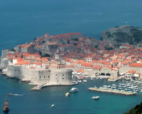 Dubrovnik, Croacia, un escenario perfecto para lunas de miel, con sus murallas históricas, tejados rojos y el mar azul.