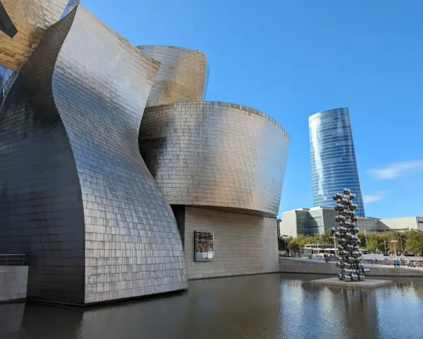 Museo Guggenheim Bilbao, un ícono para saber qué ver en Bilbao en 2 días. Reflejos metálicos y escultura moderna.