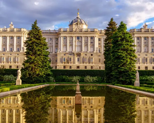 Palacio Real de Madrid reflejado en un estanque, un lugar imprescindible que ver en Madrid.