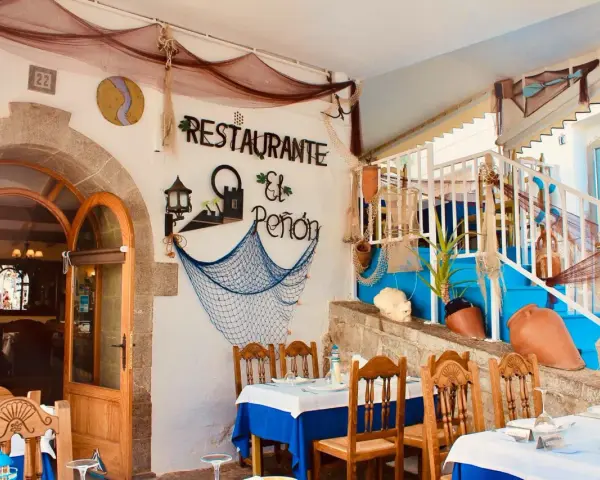 Restaurante "El Peñón", un lugar ideal donde comer en Peñíscola, con decoración marinera y mesas listas para disfrutar.