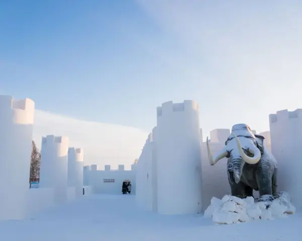 Castillo de nieve con un mamut, una atracción para ver en Finlandia.