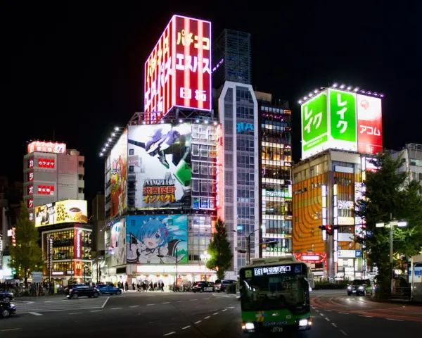 Noche vibrante en Tokio, con luces de neón y anuncios de anime. Ideal para saber qué ver en Tokio en 3 días.