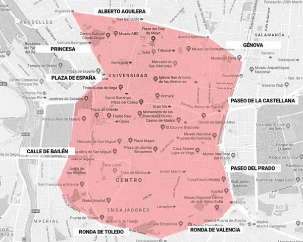 Mapa de Madrid con el zbe distrito centro resaltado en rosa, mostrando puntos de interés como Plaza de España, Palacio Real y Museo del Prado.