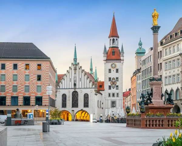 Plaza de Múnich con el Nuevo Ayuntamiento y la Columna de la Virgen. Ideal para saber qué ver en Múnich en 3 días.