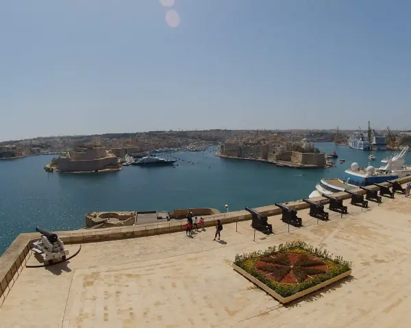 Vista del puerto de Malta con cañones históricos. ¿Cuántos días ir a Malta? ¡Este lugar inspira una visita larga!