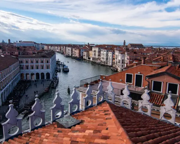 Vista aérea de Venecia con el Gran Canal. Edificios históricos y tejados rojos. Ideal para saber dónde comer en Venecia.