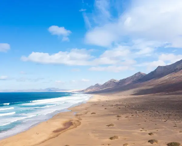 Costa salvaje con montañas y mar azul. ¡Ideas para que ver en Fuerteventura en 5 días!