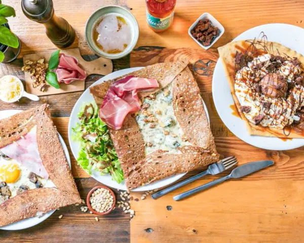 Deliciosas crepas saladas y dulces, perfectas para saber dónde comer en París. Una opción para cada gusto.