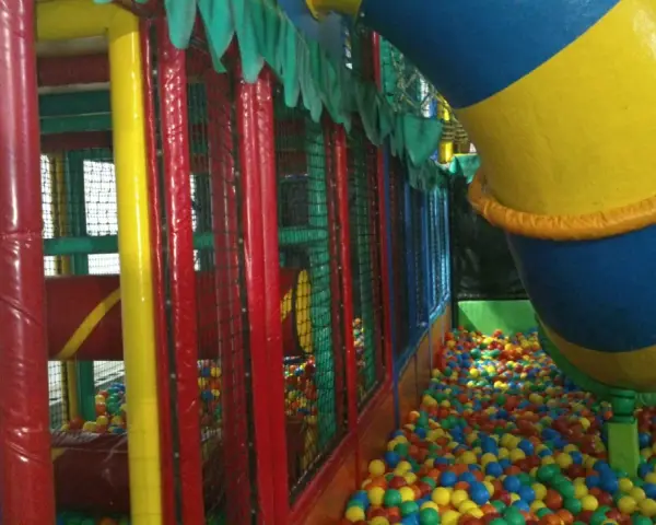 Parque infantil en Gijón con niños, perfecto para un día de lluvia. ¡A disfrutar de las bolas de colores!