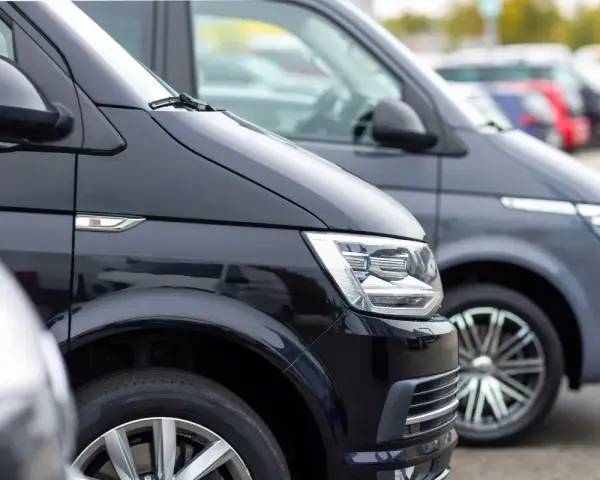 Furgonetas negras y grises aparcadas. Una oportunidad para la iva reducido compra coche segunda mano.