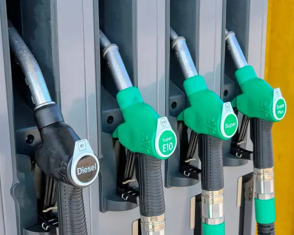 Boquillas de gasolinera: una negra para Diesel y tres verdes para Super E10 y Super Plus. Así puedes saber si un coche es gasolina o diésel.