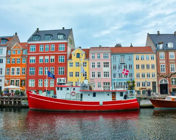 Canal de Nyhavn, Copenhague. Coloridas casas y barcos, un lugar imperdible que ver en Dinamarca.