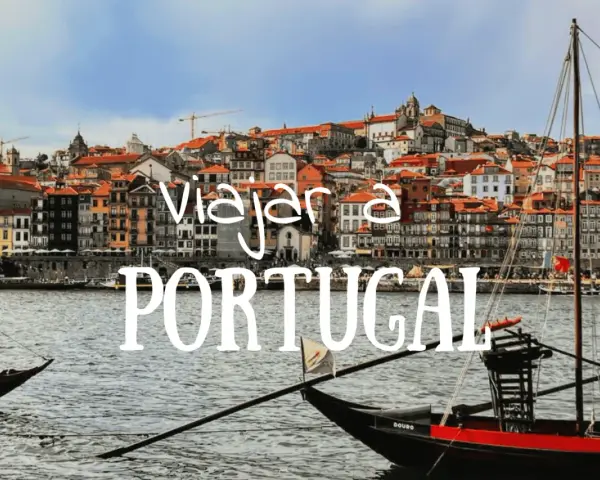 Barcos tradicionales navegan por el río Duero ante la colorida Ribeira de Oporto. ¡Un sueño para viajar a Portugal!